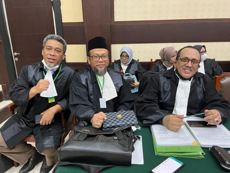 Koordinator Tim Advokasi Bela Ulama Bela Islam, H. Ismar Syafruddin, SH., MA (tengah).