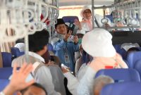 Menteri Agama, Nasaruddin Umar, menyapa salah satu rombongan jamaah haji di Kota Suci Makkah. Dok. Kemenag