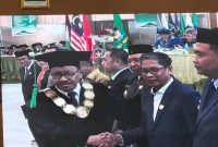 Waki Bupati Soppeng, Selle KS Dalle, menerima penghargaan dan pin emas, di Milad UMI yang ke-71, di Auditorium Al Jibra, Kampus UMI, Kota Makassar, Senin, 23 Juni 2025.