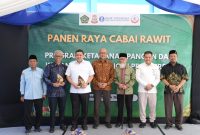 Wali Kota Makassar, Munafri Arifuddin, berpose di sela acara panen raya cabai rawit, di Ponpes Darul Aman Gombara, Makassar, Rabu (4/5/2025).