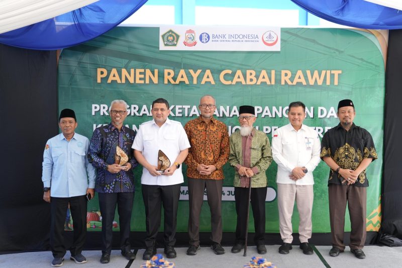 Wali Kota Makassar, Munafri Arifuddin, berpose di sela acara panen raya cabai rawit, di Ponpes Darul Aman Gombara, Makassar, Rabu (4/5/2025).