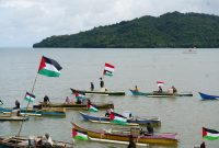 Komunitas nelayan di pesisir Togeo, Kabupaten Bone, Sulawesi Selatan, menggelar aksi solidaritas untuk Palestina bertajuk Indonesia Peace Convoy (IPC), pada Ahad (10/8/2025).