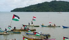 Komunitas nelayan di pesisir Togeo, Kabupaten Bone, Sulawesi Selatan, menggelar aksi solidaritas untuk Palestina bertajuk Indonesia Peace Convoy (IPC), pada Ahad (10/8/2025).