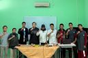 Berpose usai dialog 