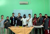 Berpose usai dialog 