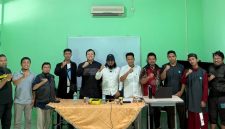 Berpose usai dialog 