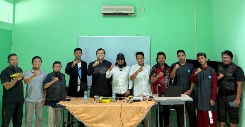 Berpose usai dialog 