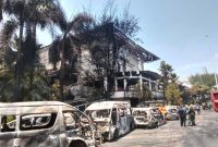 Jejeran rongsokan mobil yang ikut dibakar massa pendemo di  halaman Gedung DPRD Makassar.