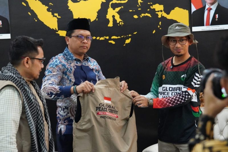 Duta Besar RI untuk Tunisia, Zuhairi Misrawi, saat menerima rombongan Relawan Nusantara Indonesia Global Peace Convoy, di Tunisia. Foto: relawannusantara.id