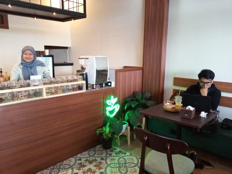 Kafe Tedu Tea Bland and Caffee, yang berlokasi di tepi Waduk Tunggu Pampang, Kelurahan Borong, Kecamatan Manggala, Kota Makassar.