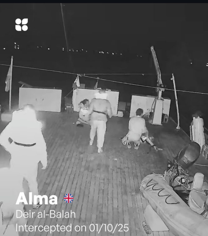 Tangkapan layar rekaman CCTV di Kapal Alma memperlihatkan detik-detik pasukan Israel menangkap para aktivis kemanusiaan. Foto: Instagram Global Sumud Flotilla. 