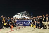 Santri Pondok Pesantren Darul Aman Gombara Makassar berpose saat melakukan study tour.