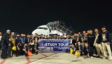 Santri Pondok Pesantren Darul Aman Gombara Makassar berpose saat melakukan study tour.