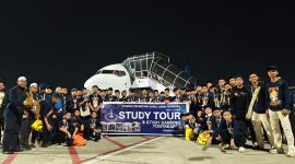Santri Pondok Pesantren Darul Aman Gombara Makassar berpose saat melakukan study tour.