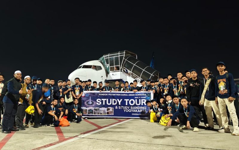 Santri Pondok Pesantren Darul Aman Gombara Makassar berpose saat melakukan study tour.