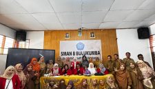 Guru dan siswa SMAN 8 Bulukumba mengikuti pelatihan penerapan model pembelajaran berbasis media yang digelar Departemen Sastra Indonesia, Fakultas Ilmu Budaya Universitas Hasanuddin (FIB Unhas), Senin, (6/10/25).