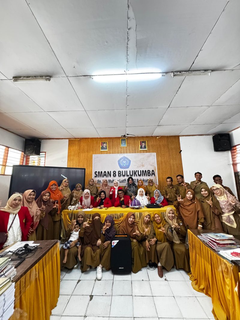 Guru dan siswa SMAN 8 Bulukumba mengikuti pelatihan penerapan model pembelajaran berbasis media yang digelar Departemen Sastra Indonesia, Fakultas Ilmu Budaya Universitas Hasanuddin (FIB Unhas), Senin, (6/10/25).