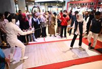 Ketua Ikatan Anggar Seluruh Indonesia Sulsel, Andi Azizah Irma Wahyudiyati, bersama atlet anggar, di lokasi pertandingan, di Mall Nipah Makassar, Senin (10/11/2025).