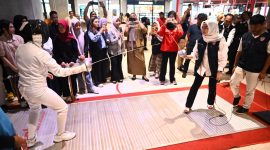 Ketua Ikatan Anggar Seluruh Indonesia Sulsel, Andi Azizah Irma Wahyudiyati, bersama atlet anggar, di lokasi pertandingan, di Mall Nipah Makassar, Senin (10/11/2025).