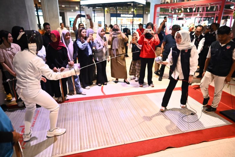 Ketua Ikatan Anggar Seluruh Indonesia Sulsel, Andi Azizah Irma Wahyudiyati, bersama atlet anggar, di lokasi pertandingan, di Mall Nipah Makassar, Senin (10/11/2025).