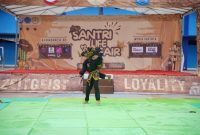 Santri Ponpes Darul Aman Gombara Makassar menampilkan atraksi di panggung utama Santri Life Fair 2025, pada Ahad, 9 November 2025.