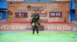 Santri Ponpes Darul Aman Gombara Makassar menampilkan atraksi di panggung utama Santri Life Fair 2025, pada Ahad, 9 November 2025.