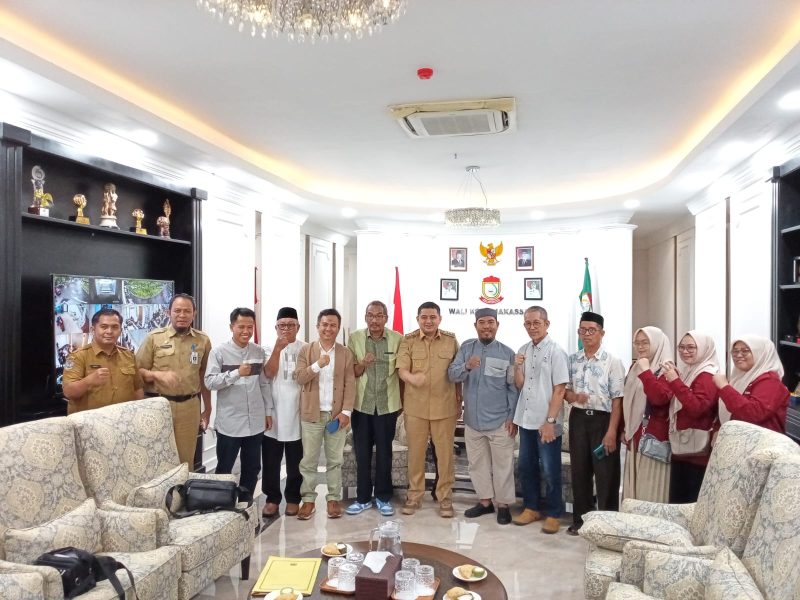 Panitia Musyawarah Ulama dan Tokoh Umat (MUTU) Sulsel 2025 berpose bersama Wali Kota Makassar, Munafri Arifuddin, usai melakukan audiens, beberapa waktu yang lalu.