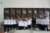 Jajaran Pengurus KONI Makassar berpose dengan para atlet senam Kota Makassar.
