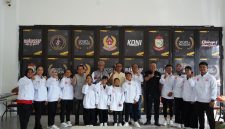 Jajaran Pengurus KONI Makassar berpose dengan para atlet senam Kota Makassar.
