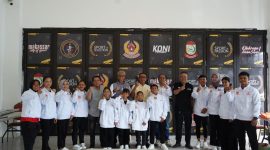Jajaran Pengurus KONI Makassar berpose dengan para atlet senam Kota Makassar.
