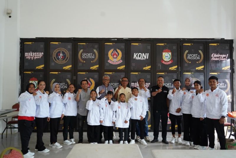 Jajaran Pengurus KONI Makassar berpose dengan para atlet senam Kota Makassar.

