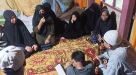 Sekjen DPP Wahdah Islamiyah, Ustadz Syaibani Mujiono, bercengkrama dengan ibu, istri  beserta dengan anak-anak almarhum Burhanuddin Marbas, di Kampung Maddo, Kecamatan Tanete Rilau, Kabupaten Barru, Selasa, 24 Februari 2026.