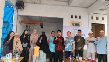 Pengurus Mualafqu Center Indonesia berpose dengan tamu dan undangan.