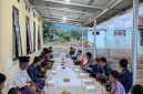 Dai WIZ bersama dengan mualaf di Kabupaten Banggai, Sulawesi Tengah, berbuka puasa bersama.
