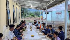 Dai WIZ bersama dengan mualaf di Kabupaten Banggai, Sulawesi Tengah, berbuka puasa bersama.
