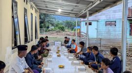 Dai WIZ bersama dengan mualaf di Kabupaten Banggai, Sulawesi Tengah, berbuka puasa bersama.
