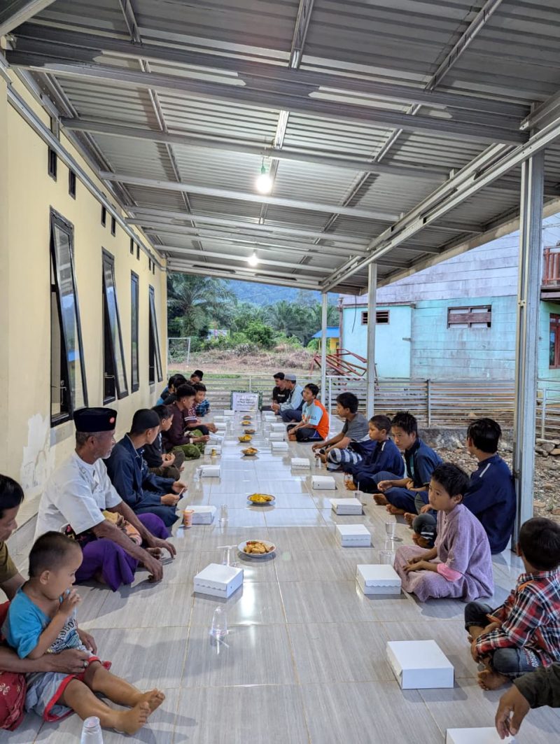 Dai WIZ bersama dengan mualaf di Kabupaten Banggai, Sulawesi Tengah, berbuka puasa bersama.
